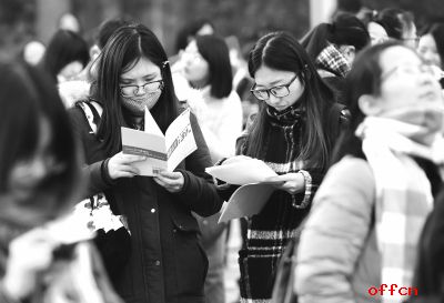 武汉晨报:国考笔试开考 武汉3.7万人争892个职位1
